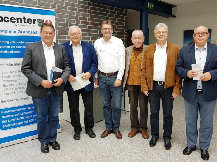 CDA und jobcenter im Meinungsaustausch. Es nahmen teil (v. l.) Uwe Lagosky, Klaus Hantelmann, Thomas Vogel (jobcenter), Dieter Lorenz, Herbert Theissen und Andreas Meißler. Es fehlt Jessica Brink. Foto: CDA  