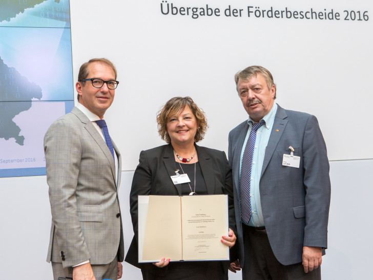Von links: Bundesminister Alexander Dobrindt, Daniela Krier, Stabsstelle EU-Förderung der Stadt Wolfsburg, und Günter Lach (MdB). Foto: BMVI
