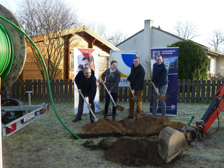 Setzten den ersten Spatenstich für den Breitbandausbau in Behren: Andreas Taebel (v.l.), Samtgemeindebürgermeister Hankensbüttel, Christiane Fromhagen, Bürgermeisterin Sprakensehl, Landrat Dr. Andreas Ebel und Staatssekretär Stefan Muhle.
Foto: Landkreis Gifhorn