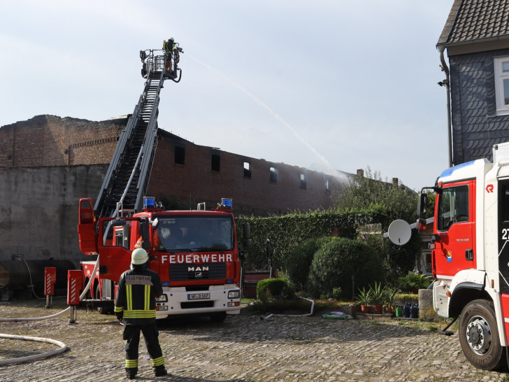 Die Feuerwehr hatte zunächst mit einer Photovoltaikanlage auf dem Dach der Scheune zu kämpfen. Fotos: Rudolf Karliczek/Marvin König