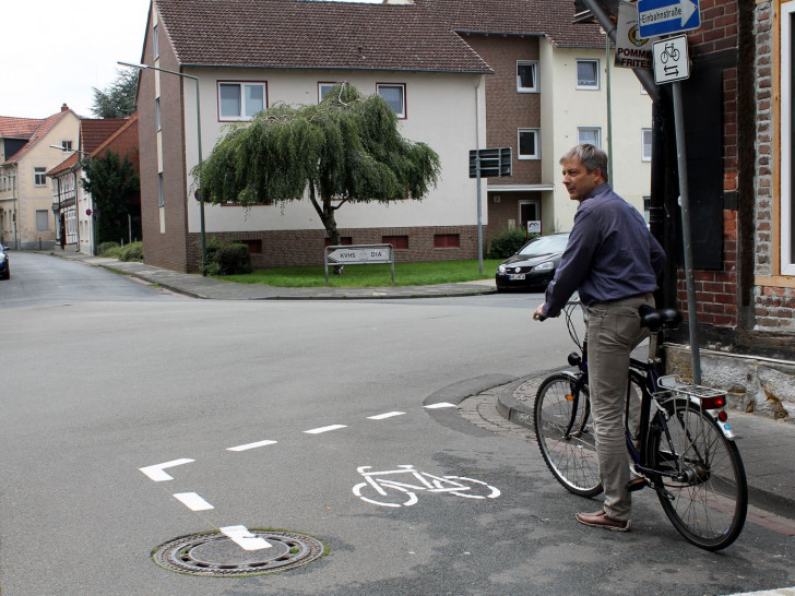 Dirk Stein-Bosse testet die für Radfahrer in Gegenrichtung freigegebene Einbahnstraße Bötticherstraße. Foto: Stadt Helmstedt