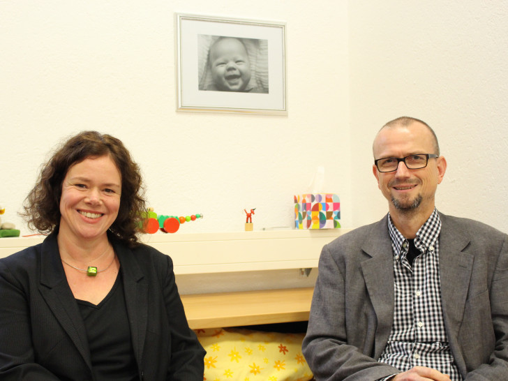 Die neue Mitarbeitern Annette Scheffer, Beraterin für Eltern mit Säuglingen und Kleinkindern und Jörg Hermann, Leiter der Beratungsstelle für Eltern, Kinder und Jugendliche im neuen Beratungsraum. Fotos: Max Förster