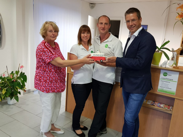 Renate Volkmann (Schatzmeisterin Bürger für Bürger e.V.), Mandy Krüger, Jens Krüger (beide Physiotherapie Volkmarode) und Kai Florysiak (Vorsitzender Bürger für Bürger e.V.). Foto: Ulrich Volkmann