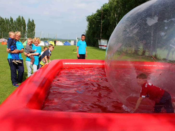 Bei den Wasserlaufbällen. Fotos: Bernd-Uwe Meyer