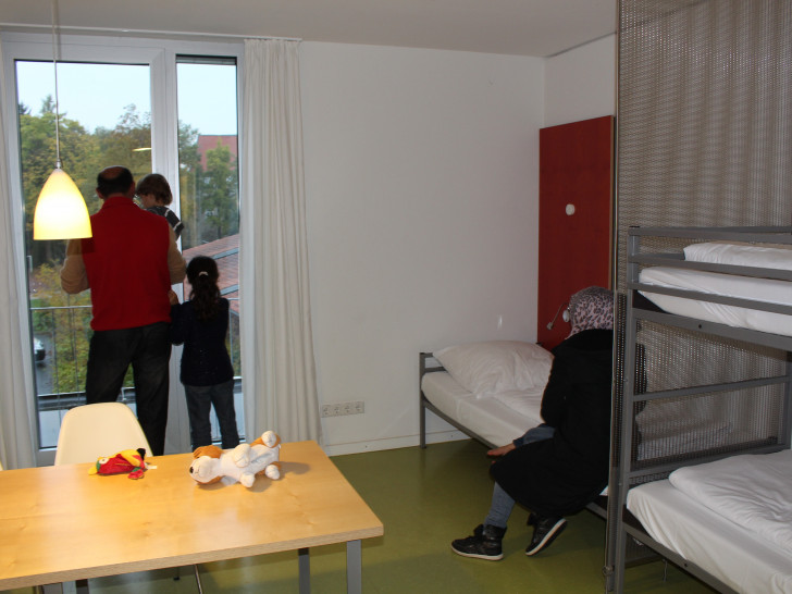 Nabil, Fida und ihre Kinder kurz nach ihrer Ankunft in ihrem Zimmer im Jugendgästehaus (Die Namen der Personen wurden geändert). Fotos: Jan Borner/Privat