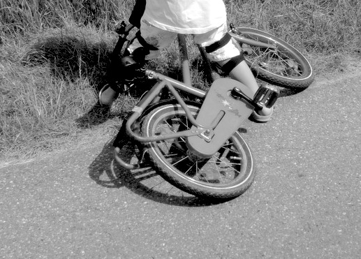 Zwei Kinder waren mit ihrem Fahrrad unterwegs, als sie fast von einem Auto erfasst wurden. Symbolfoto: Pixabay