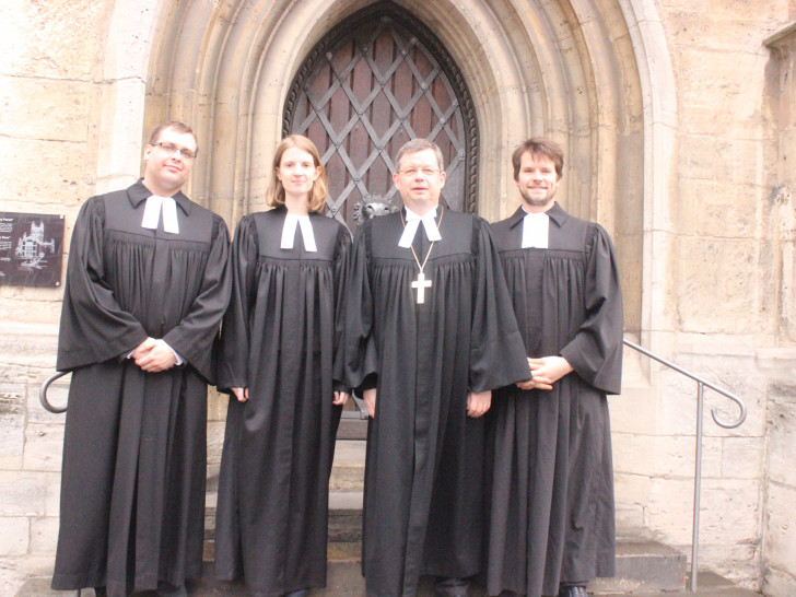 In einem festlichen Gottesdienst hat Landesbischof Dr. Christoph Meyns eine neue Pfarrerin und zwei neue Pfarrer ordiniert. Fotos: Anke Donner