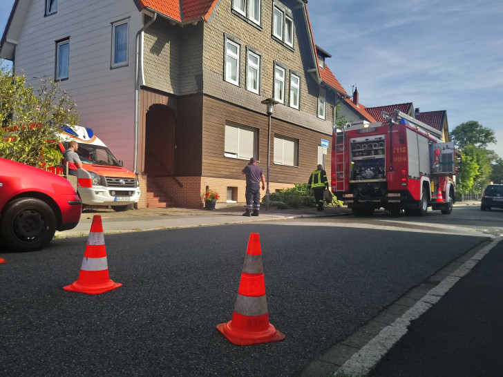 Tanklöschfahrzeug der Feuerwehr Oker und Rettungswagen der Kreiswirtschaftsbetriebe Goslar vor dem Gebäude. Das Feuer befand sich auf dem Innenhof. Fotos: Freiwillige Feuerwehr Oker