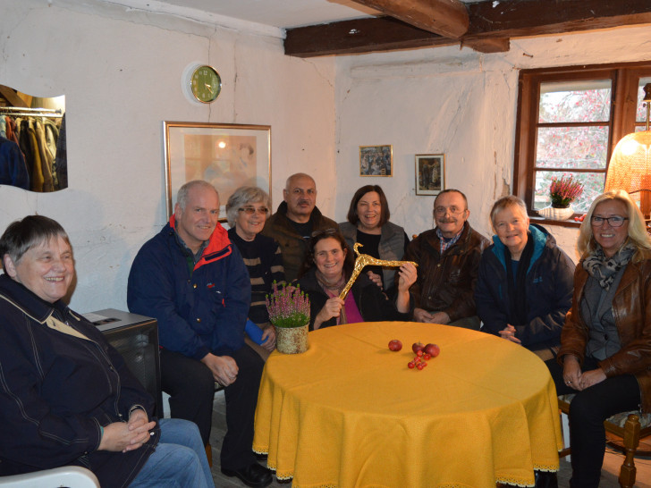 Im Bild das Team des bunten Ladens präsentiert den Gratulanten die gemütliche Sitzecke. Text/Foto: Richert