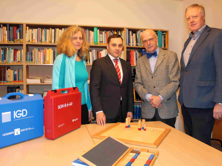 Griseldis Zürner (Leitung Physiotherapie IGN), Dr. Michael-Mark Theil (Chefarzt/Leitung IGN), Dr. Wolfgang M. Müller (Vorstand Hans und Helga Eckensberger Stiftung), Henning Michels (Leitung Psychologischer Dienst IGN) bei der Spendenübergabe. Foto: Stiftung Neuerkerode 