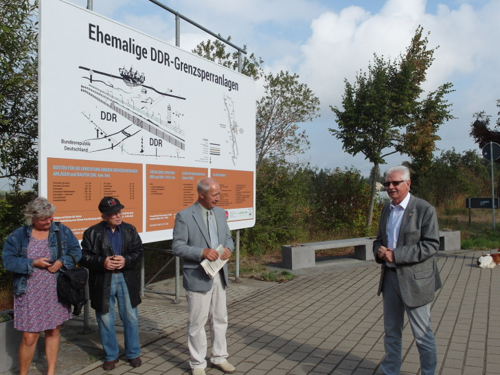 Im Rahmen eines Pressetermins wurde die Tafel nun offiziell eingeweiht. Foto: Amtshof Eicklingen Planungsgesellschaft mbH & Co KG