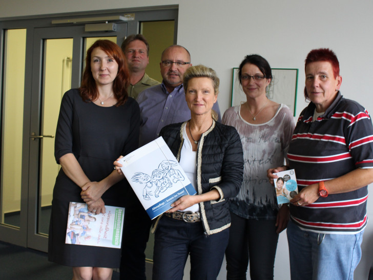 Mitglieder der Pflegekonferenz des Landkreises Wolfenbüttel. Von links: Olga Schell (Geschäftsführerin Sozialstation Wolfenbüttel, Hauspflegeverein e. V.), Thomas Knäpper (Bundesamt für Familie und zivilgesellschaftliche Aufgaben), Ralf Harmel (Pflegedirektor, Städtisches Klinikum), Ellen Arndt (Arbeiterwohlfahrt), Martina Kühnel (Geschäftsführerin Socius-Curandi) und Sabine Resch-Hoppstock (Heimleitung, Seniorenbetreuung Schloß Schliestedt). Foto: Max Förster