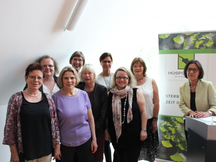 Ewa Klamt (rechts), Vorsitzende des Hospizvereins Gifhorn, dankte den neuen ehrenamtlichen Begleitern für ihre Bereitschaft, diese Aufgabe zu übernehmen. Foto: Sandra Zecchino