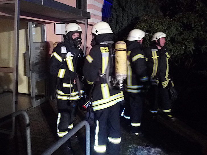 Die Feuerwehr setzte zwei Atemschutztrupps mit zwei Gasmessgeräten ein. Fotos: Feuerwehr Flechtorf