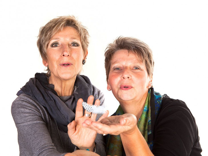 Die Geschichtenerzählerinnen Karin Burbulla (links) und Marlies Schilling (rechts) erzählen über "weise Narren" im Hoffmann-Museum. Foto: Privat/Meike Netzbandt