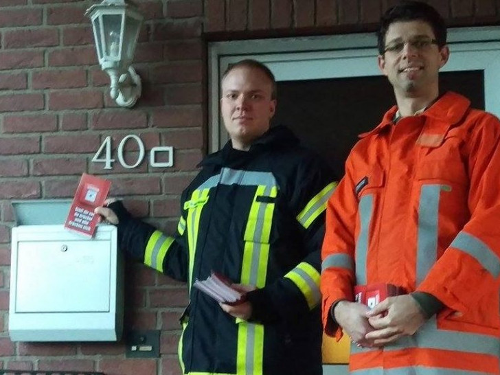 Jan Behrendt und Alexander Sonntag verteilte rund 120 Flyer, um neue Mitglieder zu gewinne. Foto: Feuerwehr Klein Brunsrode