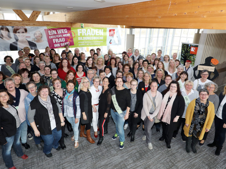 Die 100 Teilnehmerinnen hatten sich eine Woche lang in fünf parallel stattfindenden Seminaren in Halberstadt im Rahmen des Bildungsurlaubs intensiv mit Frauenthemen befasst. Foto: IG Metall Wolfsburg 