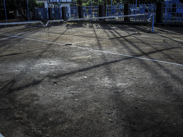 Alter verlassener Tennisplatz. Symbolfoto: pixabay 