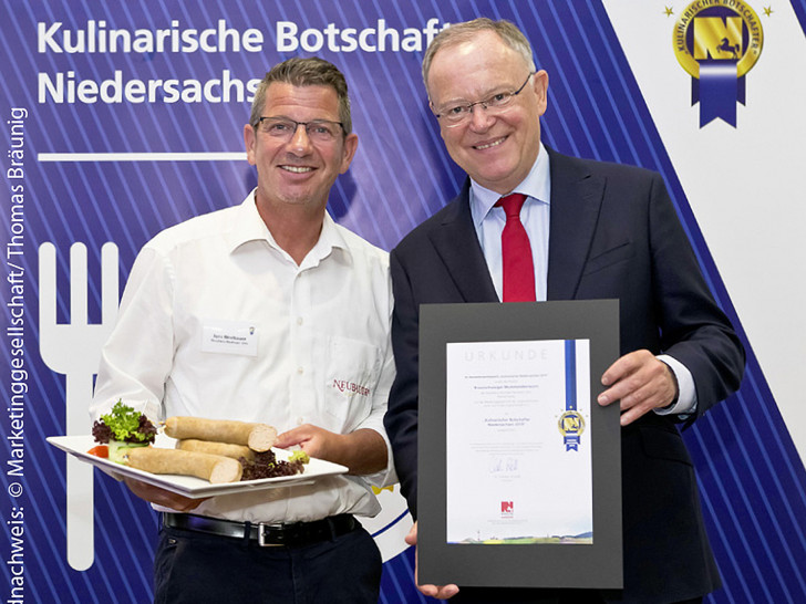 Ministerpräsident Stephan Weil überreichte die Urkunde für den „Kulinarischen Botschafter 2019“ an Geschäftsführer Jens Neubauer. Foto: Marketinggesellschaft/Thomas Bräunig