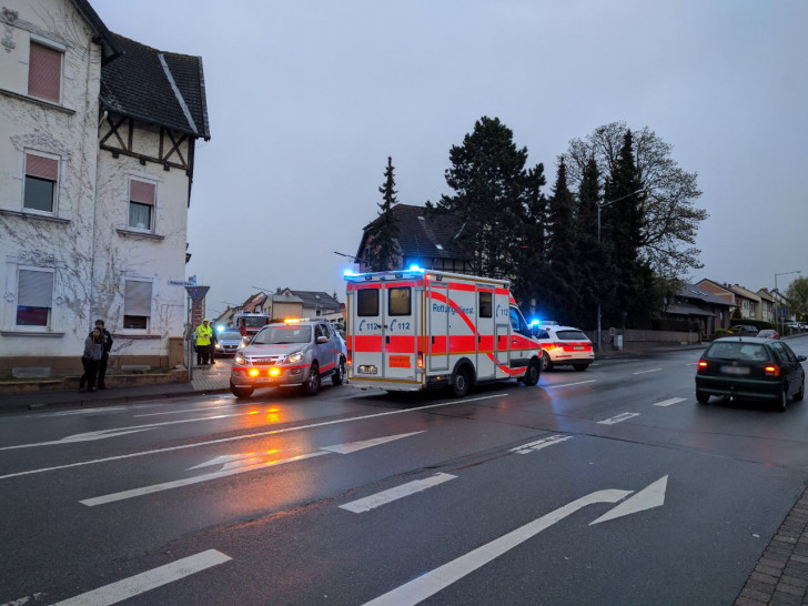 Nach dem Eintreffen übernahmen die Rettungssanitäter und der Notarzt die Behandlung. Foto: Feuerwehr Helmstedt