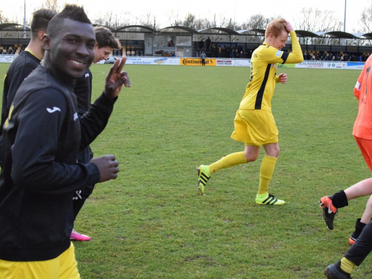 MTV Gifhorn freut sich über den wichtigen Auswärtssieg beim Heeslinger SC. Der Klassenerhalt ist ihnen bei nur noch drei zu spielenden Partien und sieben Punkten Vorsprung kaum noch zu nehmen. Symbolfoto: Fabian Rampas