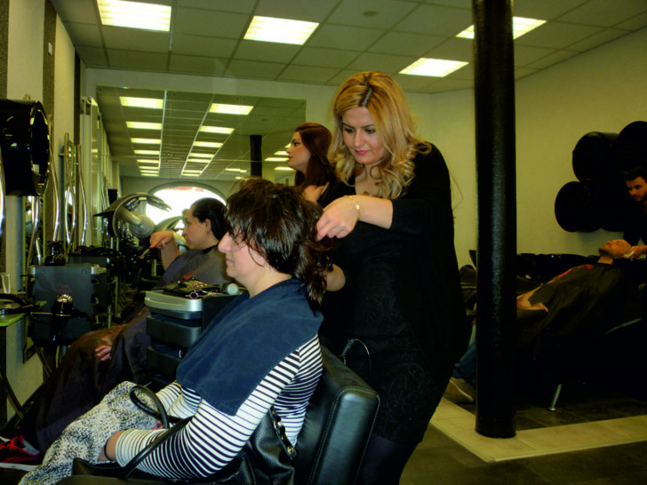 Am Samstag konnten sich einige Flüchtlingsfrauen zwischen 14 bis 16 Uhr im Frisörsalon Dönch verwöhnen lassen. Foto: Susanne Ohse