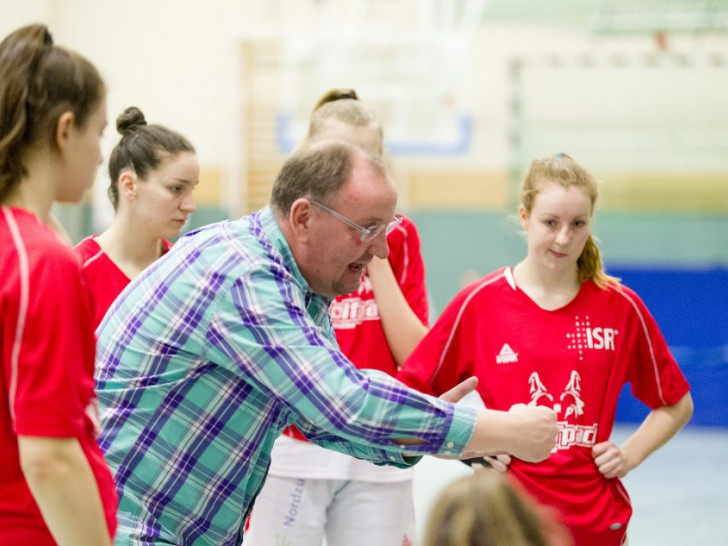 Coach Frank Lagerpusch stellt seine Damen in einer Auszeit ein. Foto: Reinelt/PresseBlen.de