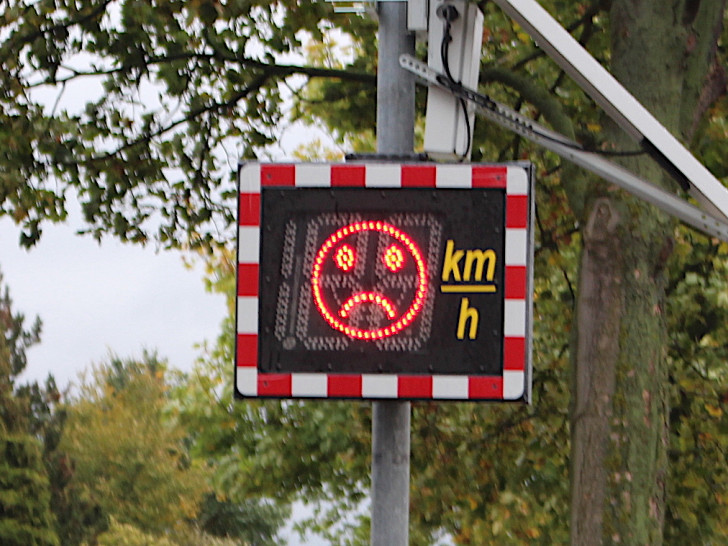 In Dibbesdorf werden zwei Geschwindigkeitsdisplays aufgestellt, um Raser auf ihr Fehlverhalten aufmerksam zu machen. Symbolfoto: Alexander Dontscheff