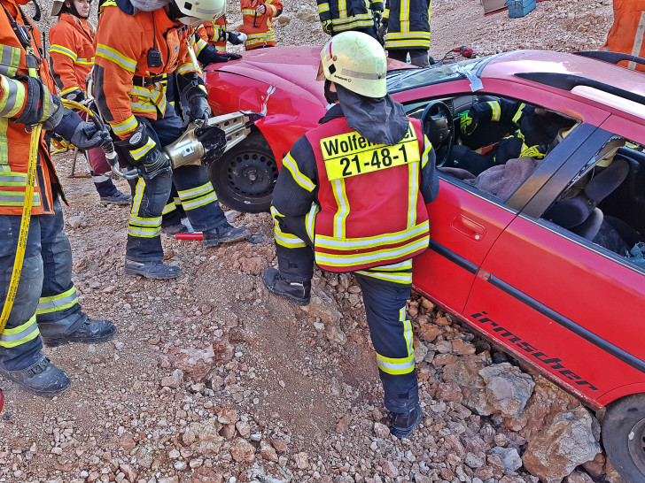 Die Rettung eines Autofahrers beginnt mit dem Rettungsspreizer der Ortsfeuerwehr Wolfenbüttel. Fotos: Stadtfeuerwehr-Presse-Team