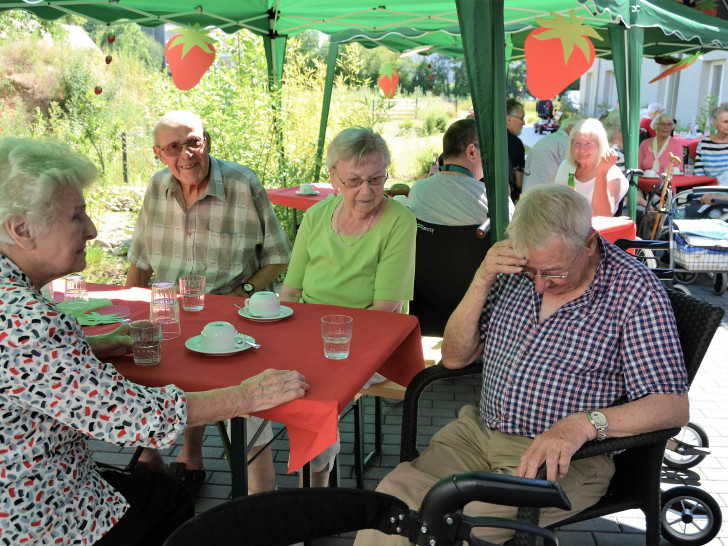 Die Senioren hatten viel Freude beim Erdbeerfest in der Residenz. Foto: Alloheim Senioren-Residenz "Salzgitter"
