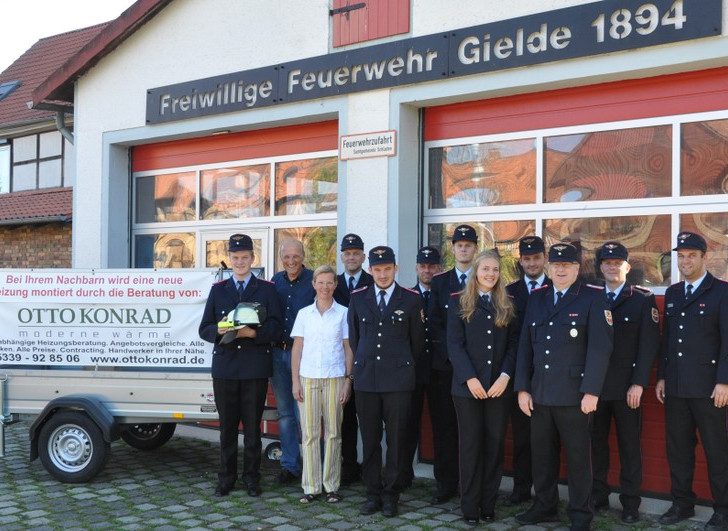 Die Feuerwehr Gielde erhielt Helmlampen. Foto:  Jill Geske-Gloger