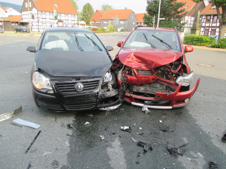 Beide Autos mussten fahruntüchtig abgeschleppt werden. Foto: Polizei