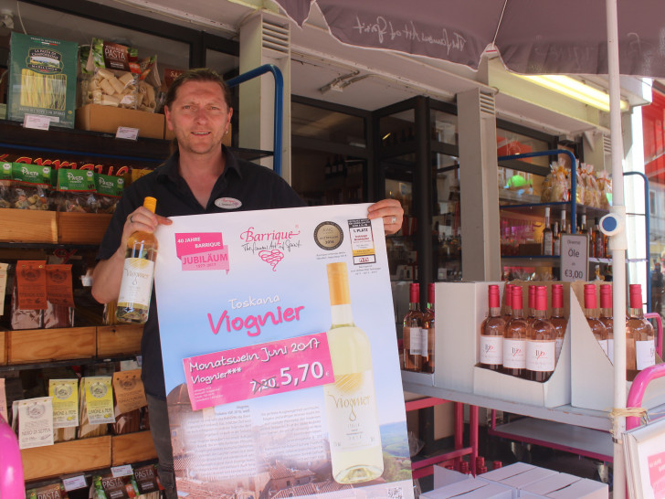 Jörn Zeisbrich, Geschäftsführer Barrique Wolfenbüttel, präsentiert den Wein des Monats Juni, den Viognier. Fotos: Anke Donner