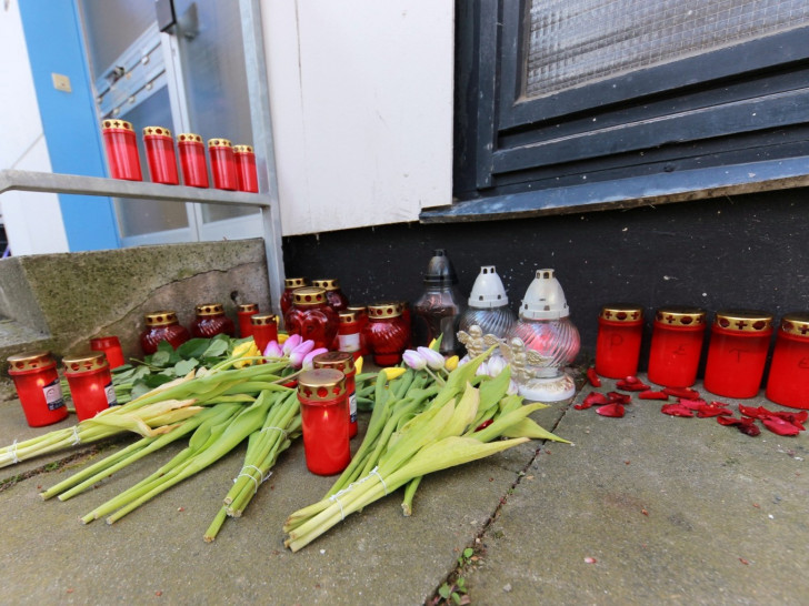 Vor der Wohnung von Peter K. wurde der Trauer mittlerweile mit Blumen und Kerzen Ausdruck verliehen. Foto: Rudolf Karliczek