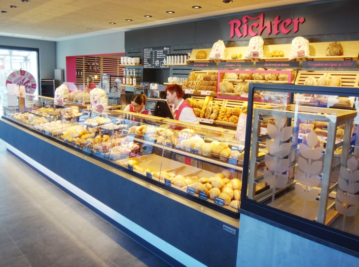 Fast drei Monate wurde gebaut, nun wird hier geschlemmt: Richters neues Bäcker-Café in Vechelde hat heute eröffnet. Fotos: AB Richter