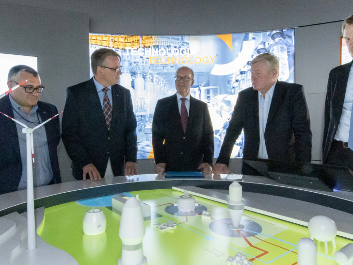 Dem Landesvorsitzenden der CDU in Niedersachsen wurde das SALCOS Projekt der Salzgitter AG vorgestellt. Foto: Rudolf Karliczek