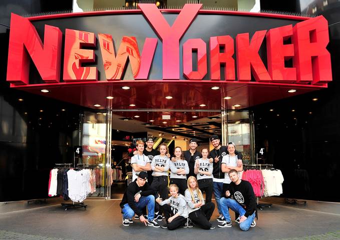 Unter dem Motto „We ♥ Dance Crews“ supportet das Braunschweiger Modeunternehmen NEW YORKER die Gruppen „SPECIAL DELIVERY“ und „FYOUTSHA“ anlässlich ihrer Teilnahme an den HipHop-Weltmeisterschaften in San Diego / USA und Glasgow / UK. Foto: New Yorker