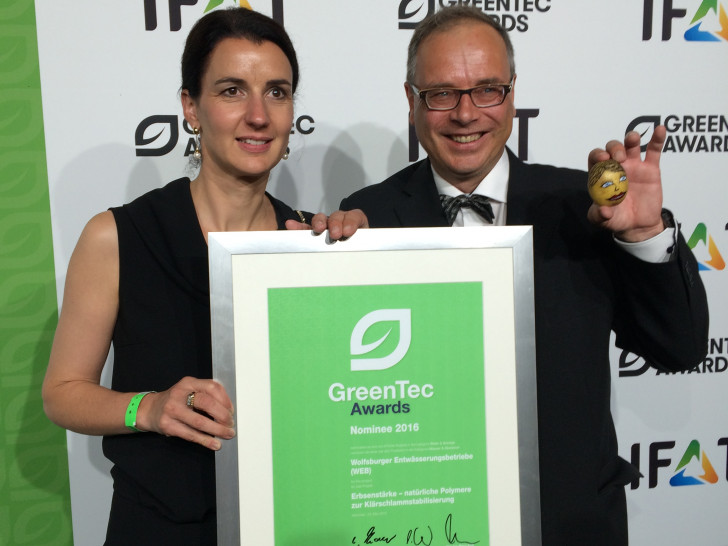 Michaela Seeger (links) und Marc Stüben von der WEB nahmen die Urkunde entgegen. Foto: WEB 
