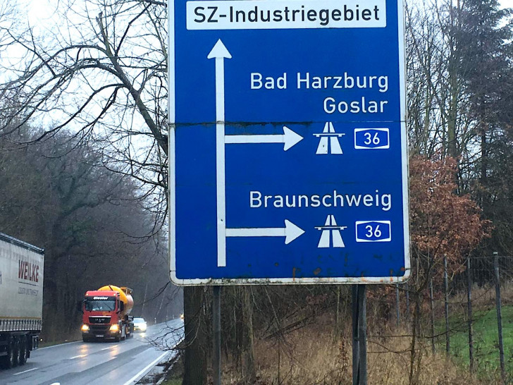 An der Autobahnauffahrt in Wolfenbüttel ist der neue Name bereits zu lesen. Foto: Nick Wenkel