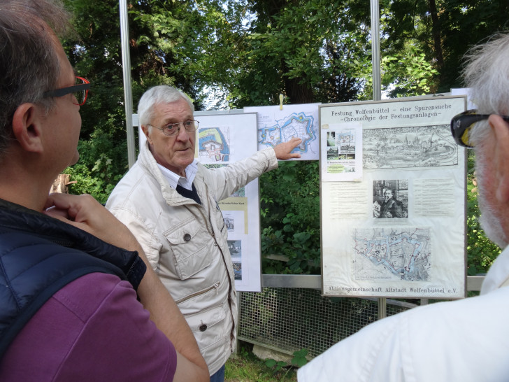 Alexander Hörder vom Festungskreis gab den Besuchern vor den Kasematten kenntnisreich eine Einstimmung ins Thema „Festungsbau in Wolfenbüttel“. Das Terrain vor den Gewölbebogen wird in Kürze um ca. 1,3 Meter tiefer gelegt, so, wie es einst war. Foto: AG Altstadt