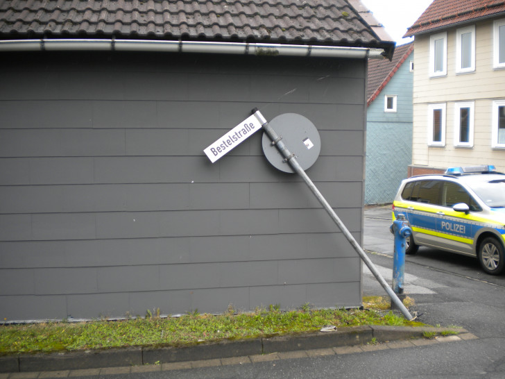Das Verkehrszeichen wurde gegen die Hauswand gedrückt
Foto: Polizei