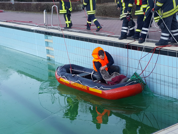 Das Reh konnte mit Hilfe eines Bootes aus dem Becken gerettet werden. Foto: Feuerwehr Goslar