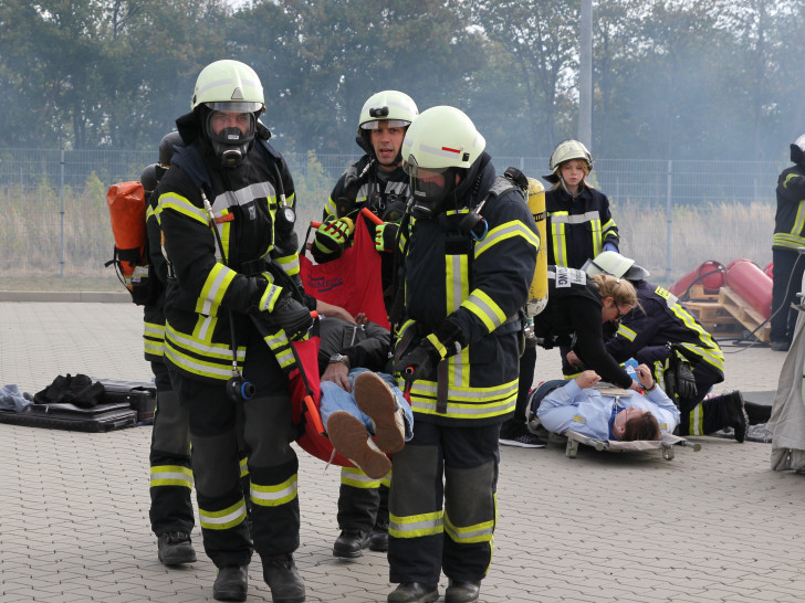 Großaufgebot von Rettungskräften und Feuerwehren auf dem Firmengelände in Flechtorf. Fotos: SIUS