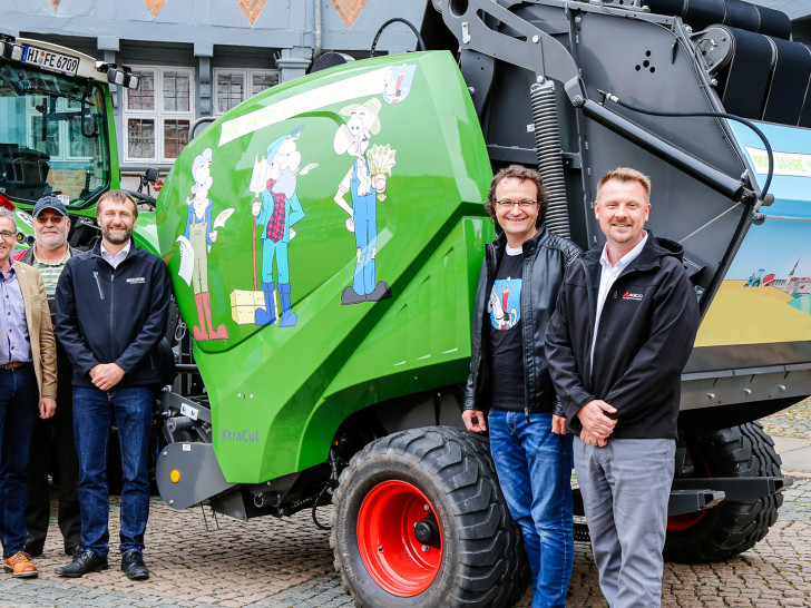 Von links: Bürgermeister Thomas Pink, Harald Reupke (Mitarbeiter Versuchsbau), Malte Schlichting (Entwicklungsleiter), Tobias Wagner und Oliver Nitzsche ( Werksleiter) mit der Ballenpresse im 900-Jahr-Design. Foto: Stadt Wolfenbüttel