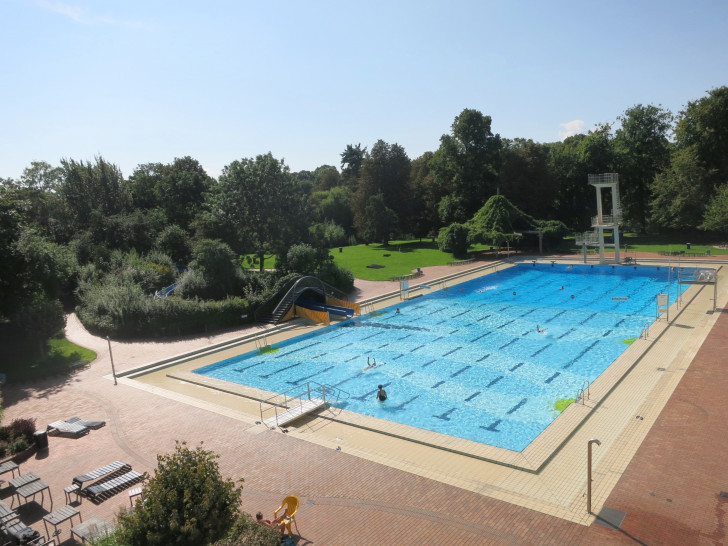 Sonnig aber wenig besucht: Das Freibad Bürgerpark am vergangenen Montagmorgen. Foto: Stadtbad GmbH/Fabian Neubert