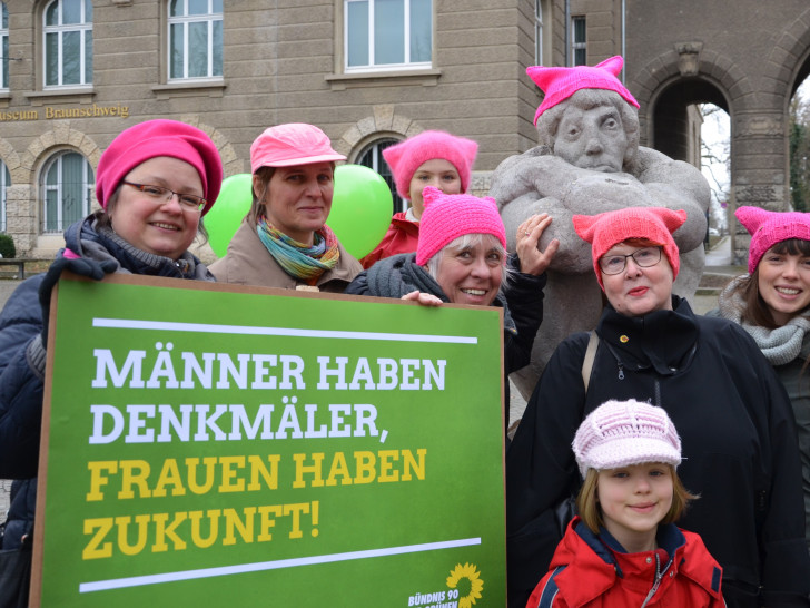 Die Aktion zum Weltfrauentag vor dem Städtischen Museum. Foto: Bündnis 90/Die Grünen