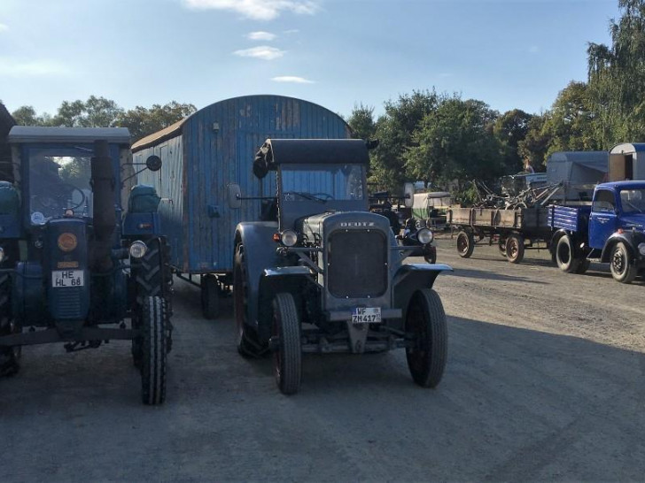 Die „Selbstzünder-Freunde“ präsentieren einige ihrer historischen Fahrzeuge. Dieses sind (v. l.) ein Lanz Bulldog (Bj:1954 Typ: D 2806), ein Deutz (Bj.:1938, Typ: F2M315) und ein Magirus (Bj.: 1955, Typ: S3500 Zugmaschine). Foto: privat