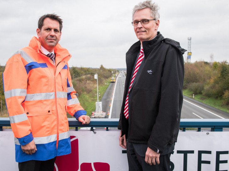 Olaf Lies, niedersächsischer Minister für Wirtschaft, Arbeit und Verkehr (links) zusammen mit Professor Dr. Karsten Lemmer, DLR-Vorstand für Verkehr und Energie. Fotos: DLR