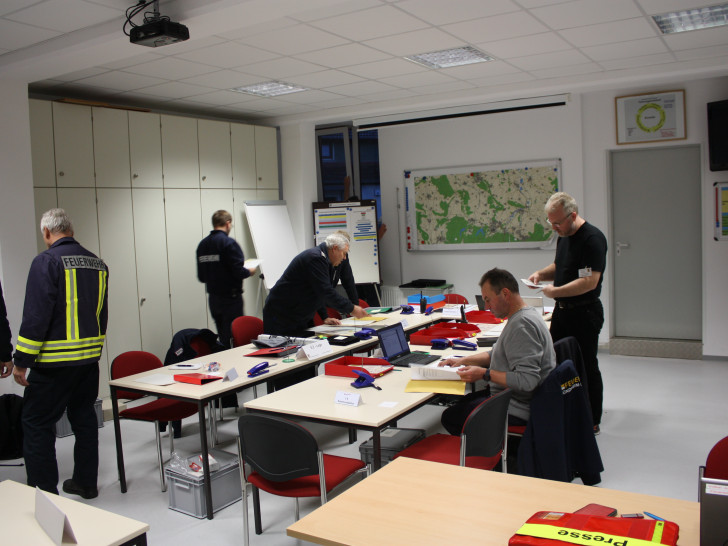 Zusammenkommen der einzelnen Einsatzkräfte mit Vorbereitung der einzelnen Sachgebiete. Bildmaterial: Kreisfeuerwehr Goslar