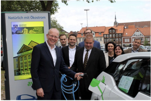 Avacon-Vorstand Frank Aigner und Bürgermeister Wittich Schobert nehmen die E-Ladesäule in Betrieb. Foto: Stadt Helmstedt